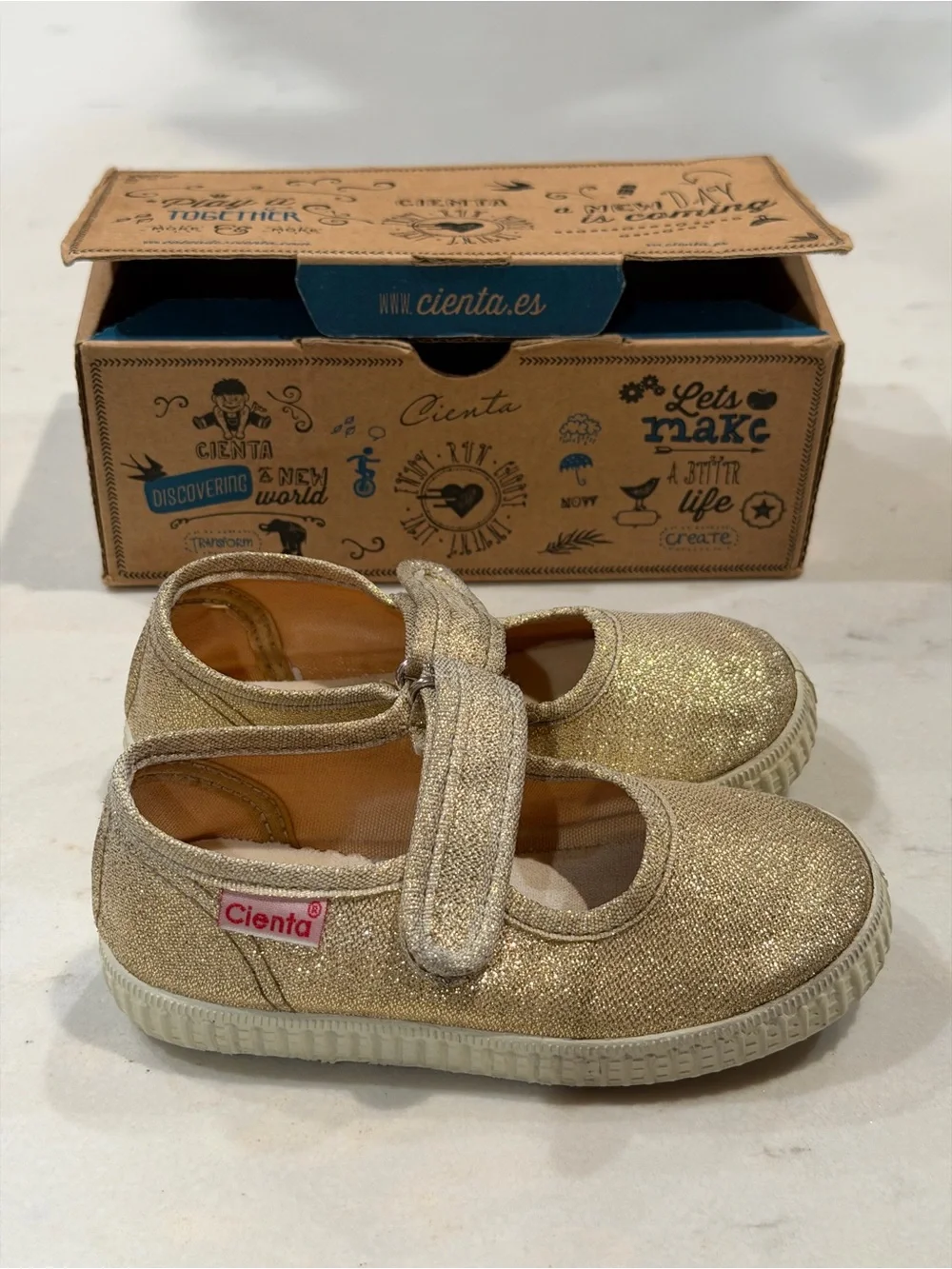 Cienta Gold Glitter Mary Jane Sandals for Kids